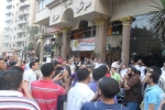 المتظاهرون أمام موفى مون